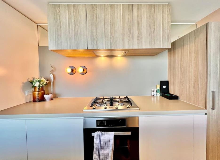 Highrise Best Location 2Baths Мелбърн Екстериор снимка