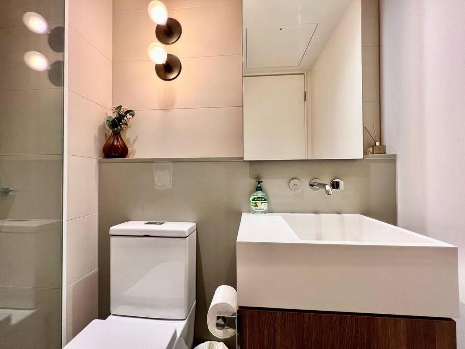 Highrise Best Location 2Baths Мелбърн Екстериор снимка